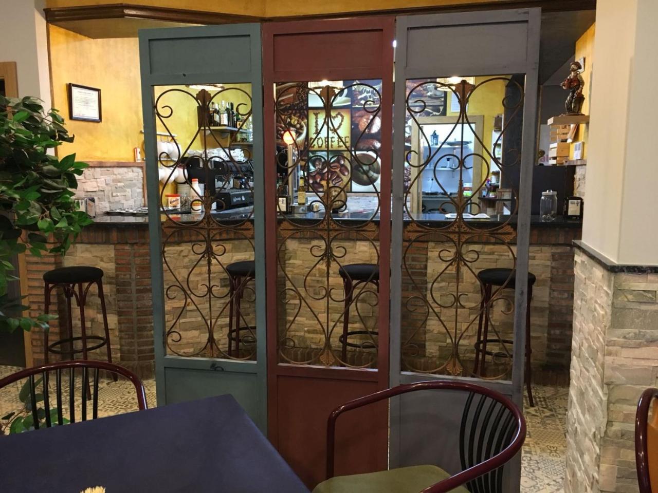 Hostal Restaurante El Abuelo Trobajo Del Camino Exterior foto